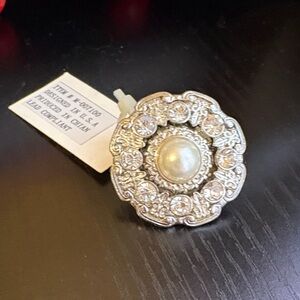 NWT Adjustable Elegant Silver Ring